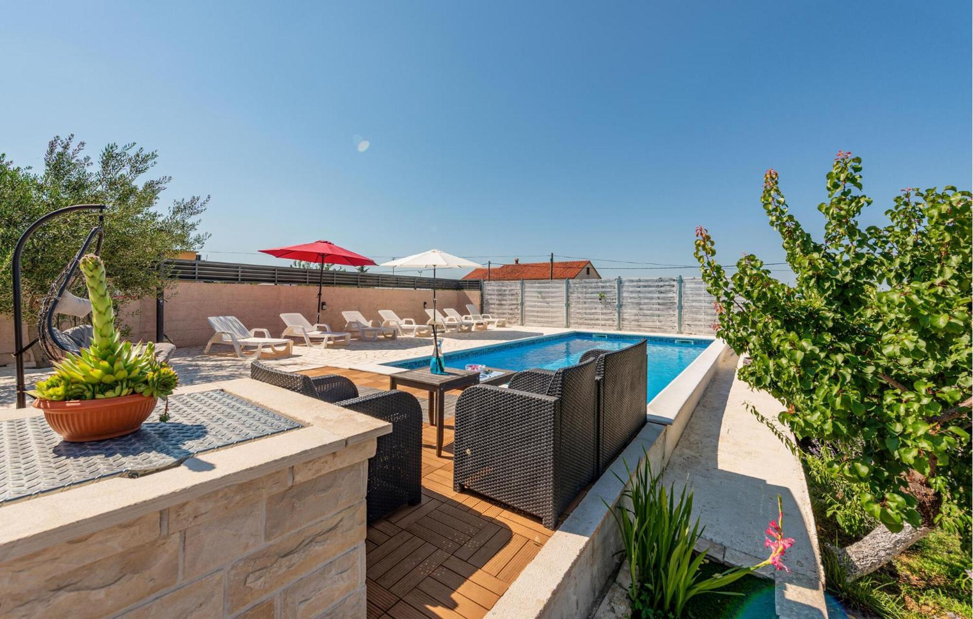 Amazing Home In Lisicic With Outdoor Swimming Pool Lisicici Exterior foto